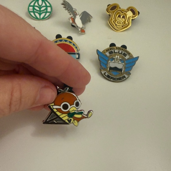 Disney Pin Set - Picture 4 of 6